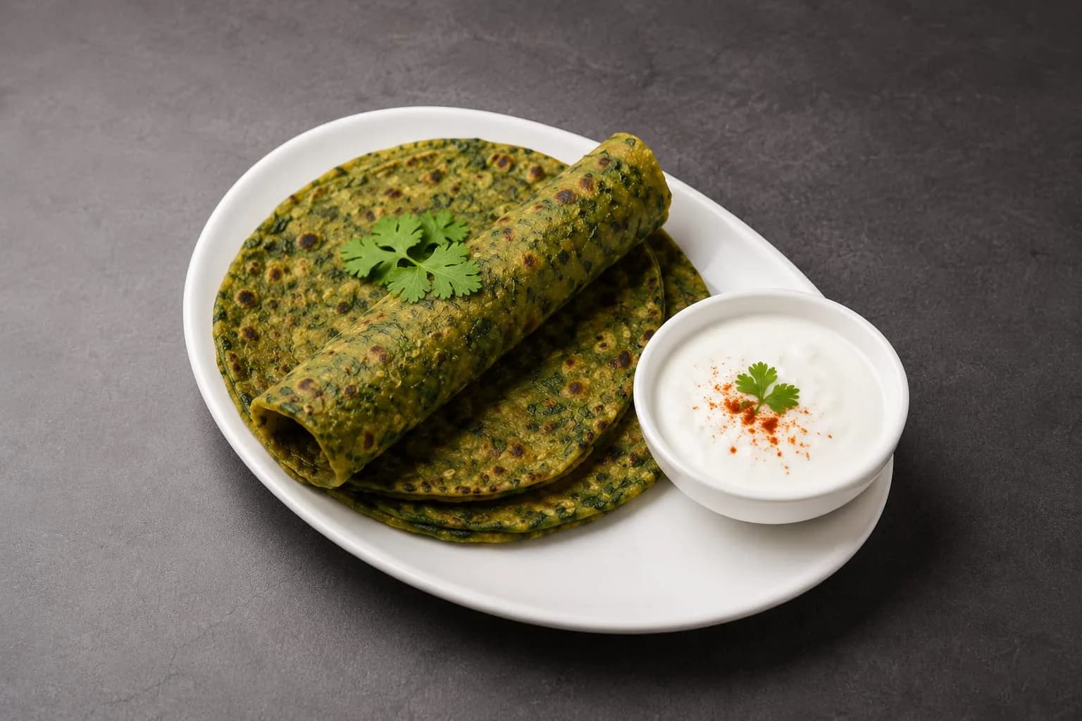 Spinach Paratha with curd (2pcs)